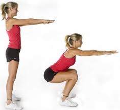 femme faisant des squat