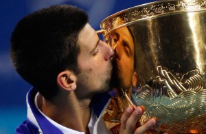Novak Djokovic embrasse sa coupe