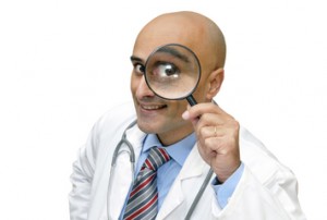 Docteur avec une loupe devant l'oeil